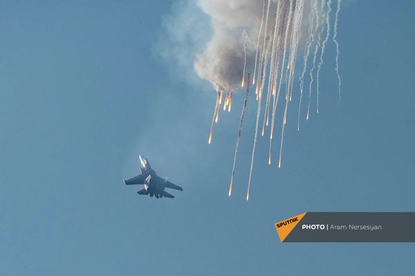 Пилот Русских витязей совершает фигуру высшего пилотажа в небе над Ереваном (21 ноября 2021). Ереван - Sputnik Армения