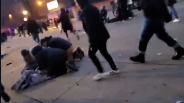 В штате Висконсин мужчина на внедорожнике въехал в участников рождественского парада - Sputnik Армения