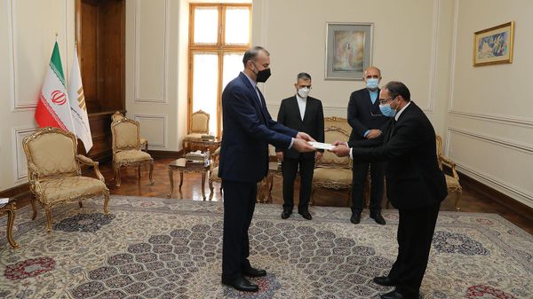 Իրանում ՀՀ նորանշանակ արտակարգ և լիազոր դեսպան Արսեն Ավագյանն իր հավատարմագրերի պատճենն է հանձնել ԻԻՀ ԱԳ նախարար Հոսեյն Ամիր Աբդոլլահիանին (22 նոյեմբերի, 2021). Թեհրան - Sputnik Արմենիա