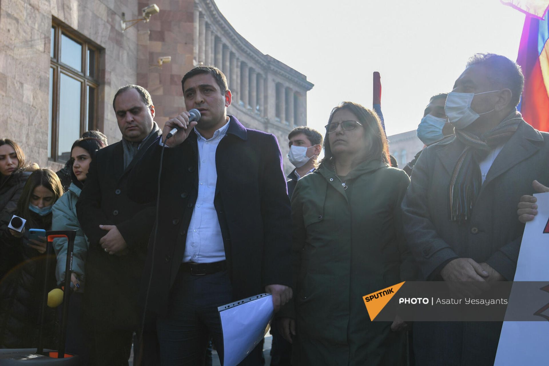 Активист движения 5165 Менуа Согомонян обращается к сторонникам перед передачей правительству письма-требования (22 ноября 2021). Еревaн - Sputnik Армения, 1920, 22.11.2021