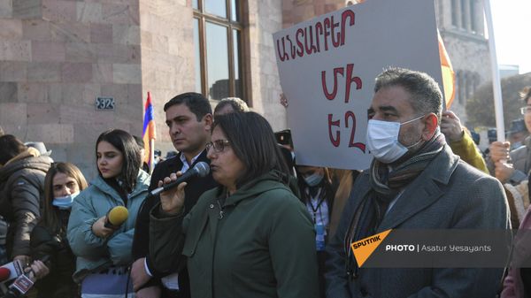 «5165» շարժման ներկայացուցիչները կառավարության շենքի մոտ (22 նոյեմբերի, 2021թ․). Երևան - Sputnik Արմենիա