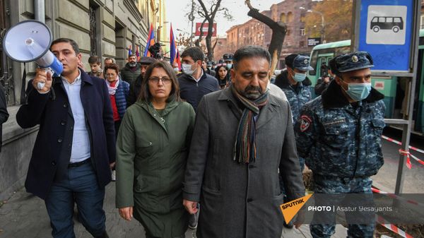 «5165» շարժման քայլերթը կառավարության շենքից դեպի Ազգային ժողով և ՀՀ նախագահի նստավայր (22 նոյեմբերի, 2021թ․). Երևան - Sputnik Արմենիա