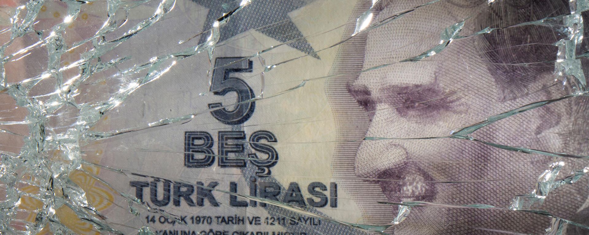 Разбитое стекло на фоне турецкой лиры - Sputnik Армения, 1920, 16.12.2021