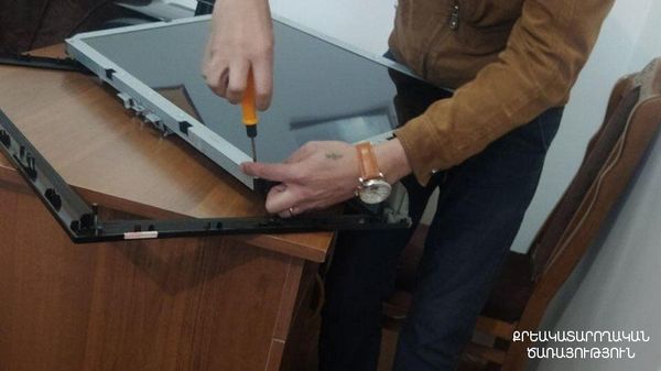 «Արմավիր» ՔԿՀ-ի աշխատակիցները դատապարտյալի համար նախատեսված հեռուստացույցից հեռախոսներ են հայտնաբերել - Sputnik Արմենիա