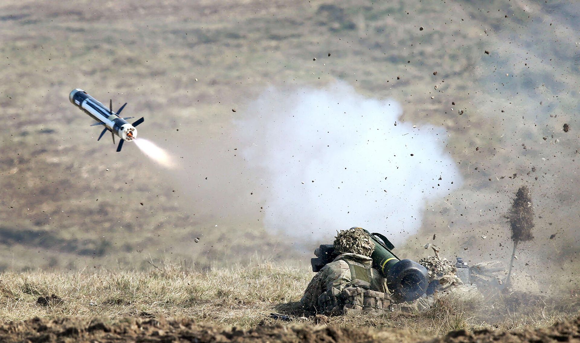 Военнослужащий производит залп противотанкового ракетного комплекса Javelin - Sputnik Армения, 1920, 16.06.2022