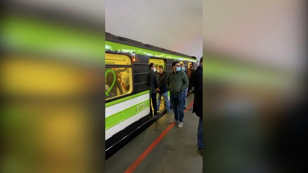 Движение 5165 начало акцию протеста, заблокировав на несколько минут движение в метро
 - Sputnik Արմենիա