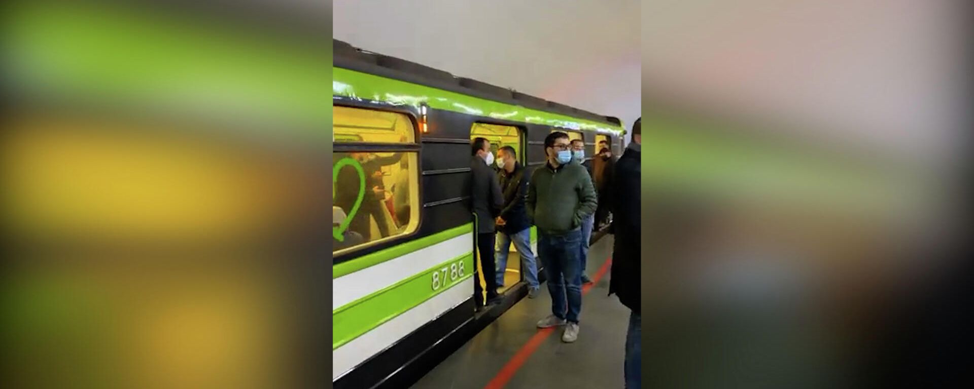 Движение 5165 начало акцию протеста, заблокировав на несколько минут движение в метро
 - Sputnik Армения, 1920, 24.11.2021