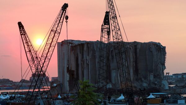 Подъемные краны у зернового бункера, поврежденного во время прошлогоднего взрыва в порту Бейрута - Sputnik Армения