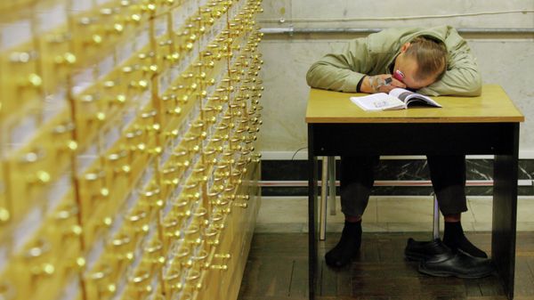 Читатель в каталожном зале Российской государственной библиотеки - Sputnik Армения