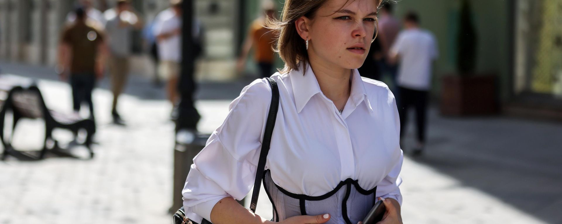 Девушка на улице - Sputnik Армения, 1920, 04.07.2022