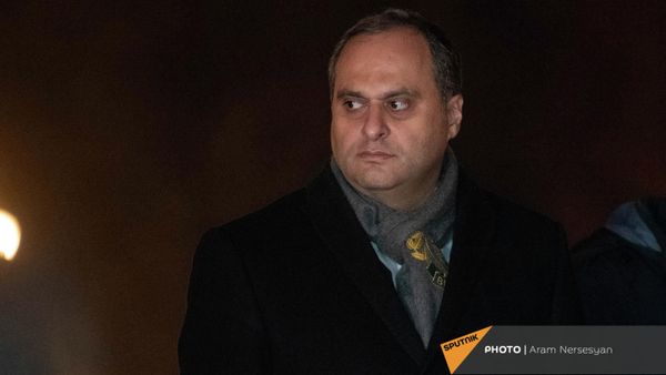 Экс-глава Палаты адвокатов Ара Зограбян на митинге Освободительного движения на площади Республики (24 ноября 2021). Еревaн - Sputnik Армения