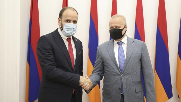 ՀՀ ԱԺ գիտության, կրթության, մշակույթի, սփյուռքի, երիտասարդության և սպորտի հարցերի մշտական հանձնաժողովի նախագահ Սիսակ Գաբրիելյանը հանդիպել է Ռուսաստանի արտակարգ և լիազոր դեսպան Սերգեյ Կոպիրկինին (25 նոյեմբերի, 2021թ․). Երևան - Sputnik Արմենիա