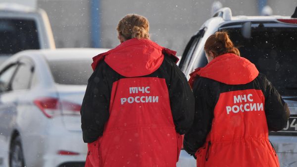 Сотрудницы МЧС РФ у шахты Листвяжная в городе Белово - Sputnik Армения