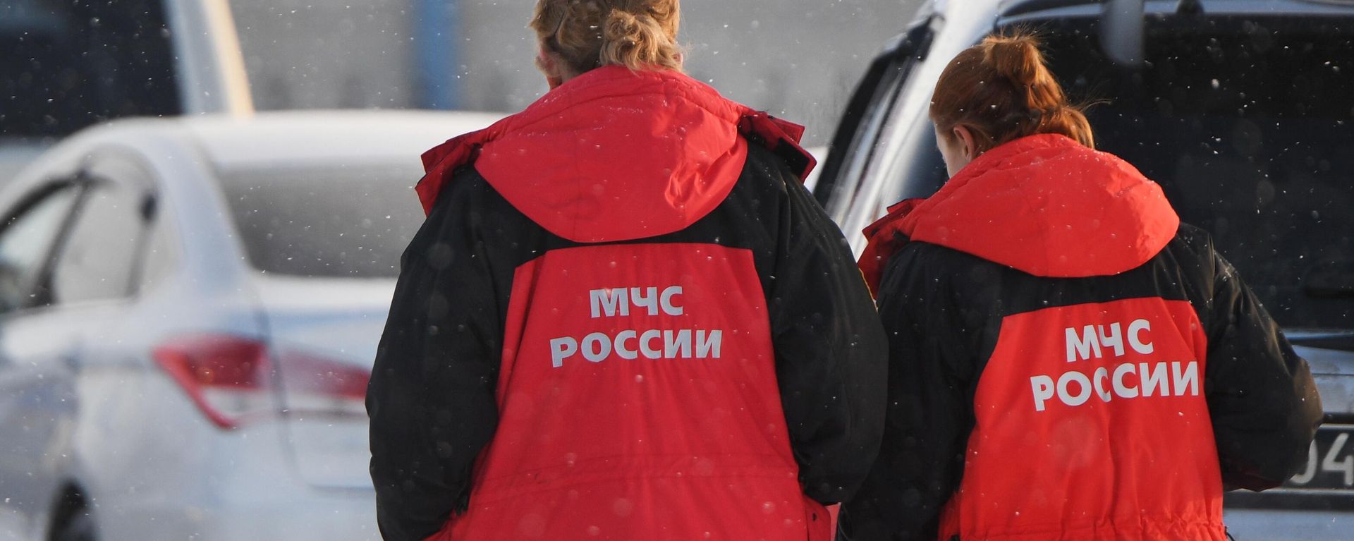 Сотрудницы МЧС РФ у шахты Листвяжная в городе Белово - Sputnik Արմենիա, 1920, 27.11.2021