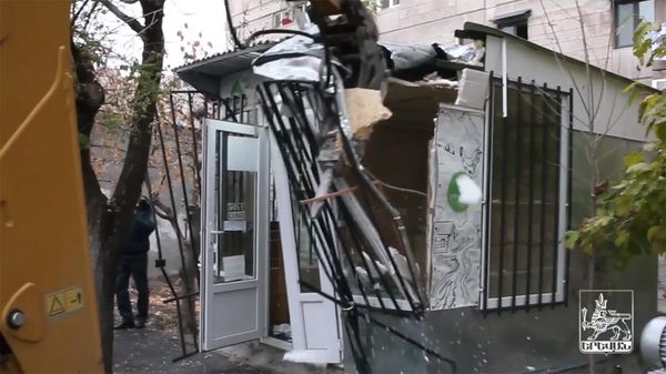 Երևանի քաղաքապետարանը շարունակում է ապօրինի կառույցների ապամոնտաժումը Երևանի քաղաքապետարանը շարունակում է ապօրինի կառույցների ապամոնտաժումը - Sputnik Արմենիա