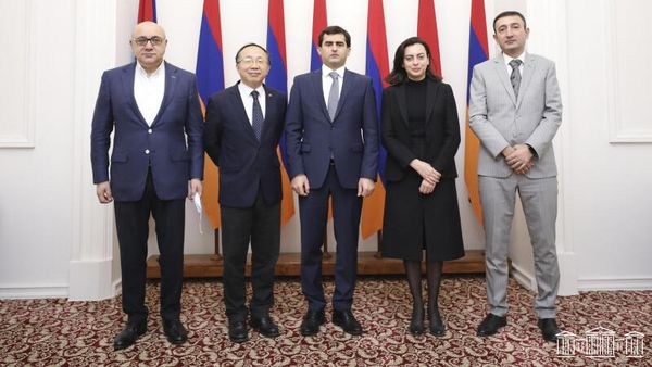 ՀՀ ԱԺ փոխնախագահ, Հայաստան-Չինաստան բարեկամական խմբի ղեկավար Հակոբ Արշակյանն ընդունել է Չինաստանի արտակարգ և լիազոր դեսպան Ֆան Յոնգին (26 նոյեմբերի, 2021թ․)․ Երևան - Sputnik Արմենիա