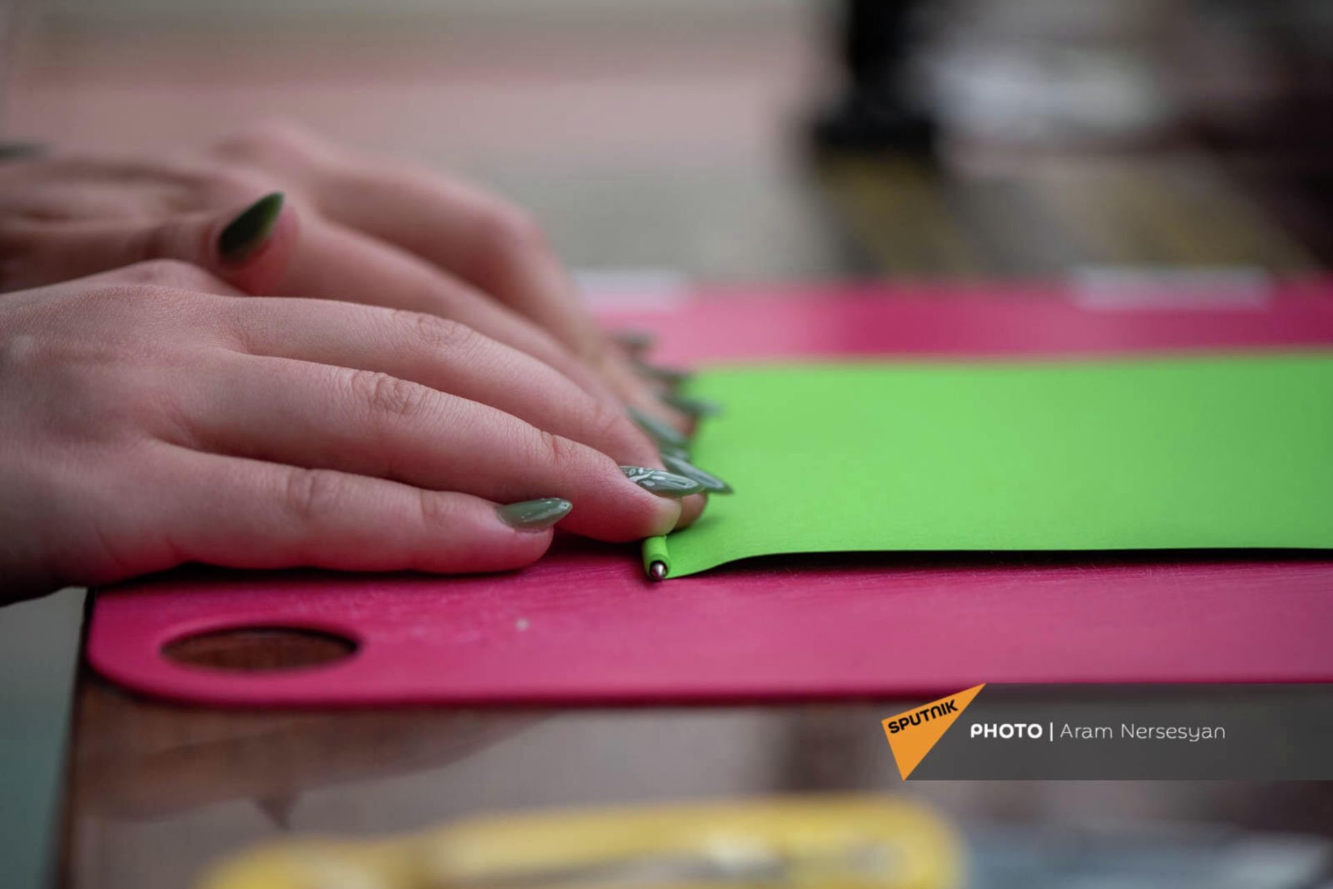 Сотрудница заворачивает ручку Eco pen из переработанной бумаги Сотрудница заворачивает ручку Eco pen из переработанной бумаги - Sputnik Արմենիա, 1920, 26.11.2021