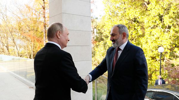 Встреча премьер-министра Армении Никола Пашиняна и президента России Владимира Путина перед началом встречи лидеров России, Армении и Азербайджана (26 ноября 2021). Сочи - Sputnik Армения