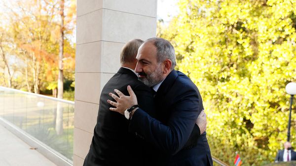 Встреча премьер-министра Армении Никола Пашиняна и президента России Владимира Путина перед началом встречи лидеров России, Армении и Азербайджана (26 ноября 2021). Сочи - Sputnik Армения