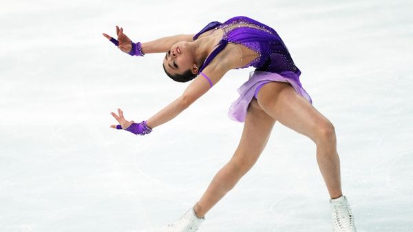 Камила Валиева (Россия) выступает с короткой программой в женском одиночном катании на VI этапе Кубка мира по фигурному катанию (26 ноября 2021). Сочи - Sputnik Армения