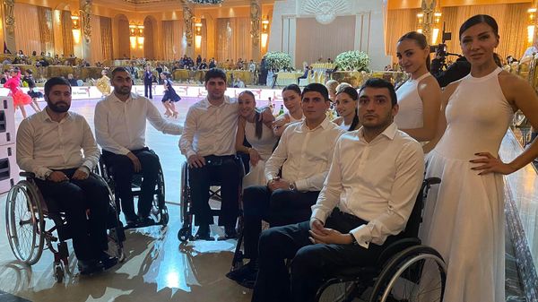 Проходящие реабилитацию в Доме солдата бывшие военнослужащие перед выступлением на молодежном чемпионате мира по спортивным танцам (27 ноября 2021). Котайк - Sputnik Армения