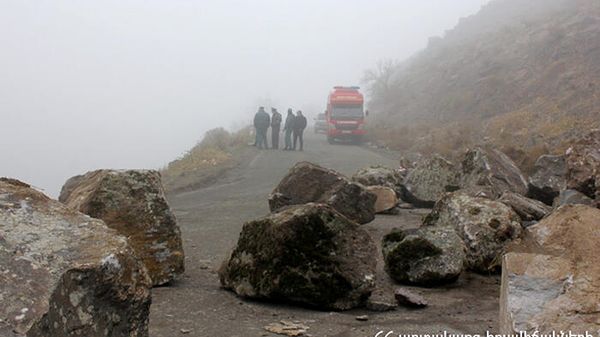 Камнепад на участке автомобильной дороги от села Зовуни до ущелья Кореи (28 ноября 2021). Котайк - Sputnik Армения