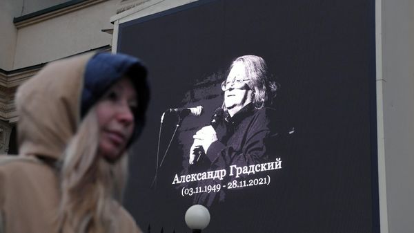 Цветы в память об А. Градском у театра Градский холл - Sputnik Армения