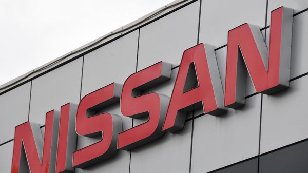 Логотип японского производителя автомобилей Nissan в автосалоне в Москве. - Sputnik Армения