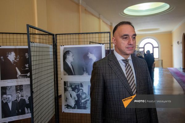 Гендиректор МКДЦ Дом Москвы в Еревaне Ваграм Карапетян на открытии фотовыставки в честь 126-летия Анастаса Микояна в НАН РА (29 ноября 2021). Еревaн - Sputnik Армения