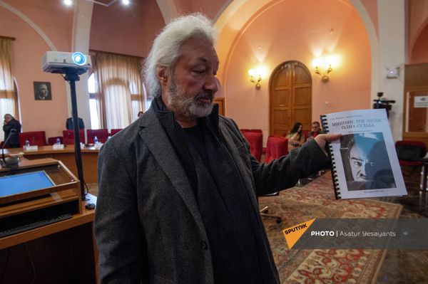 В Ереване открылась выставка, приуроченная ко дню рождения известного государственного деятеля СССР Анастаса Микояна. В церемонии открытия выставки участвовал его внук - артист Стас Намин, с большим энтузиазмом рассказавший о своей семье. - Sputnik Армения