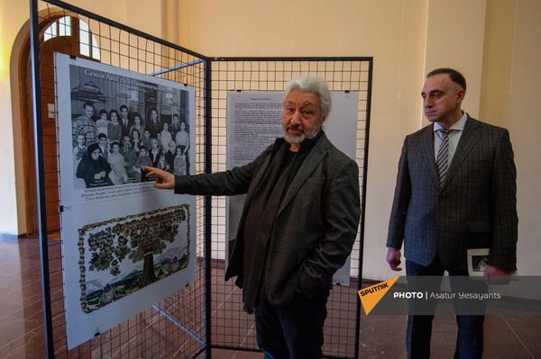 Стас Намин и Ваграм Карапетян на открытии фотовыставки в честь 126-летия Анастаса Микояна в НАН РА (29 ноября 2021). Еревaн - Sputnik Армения