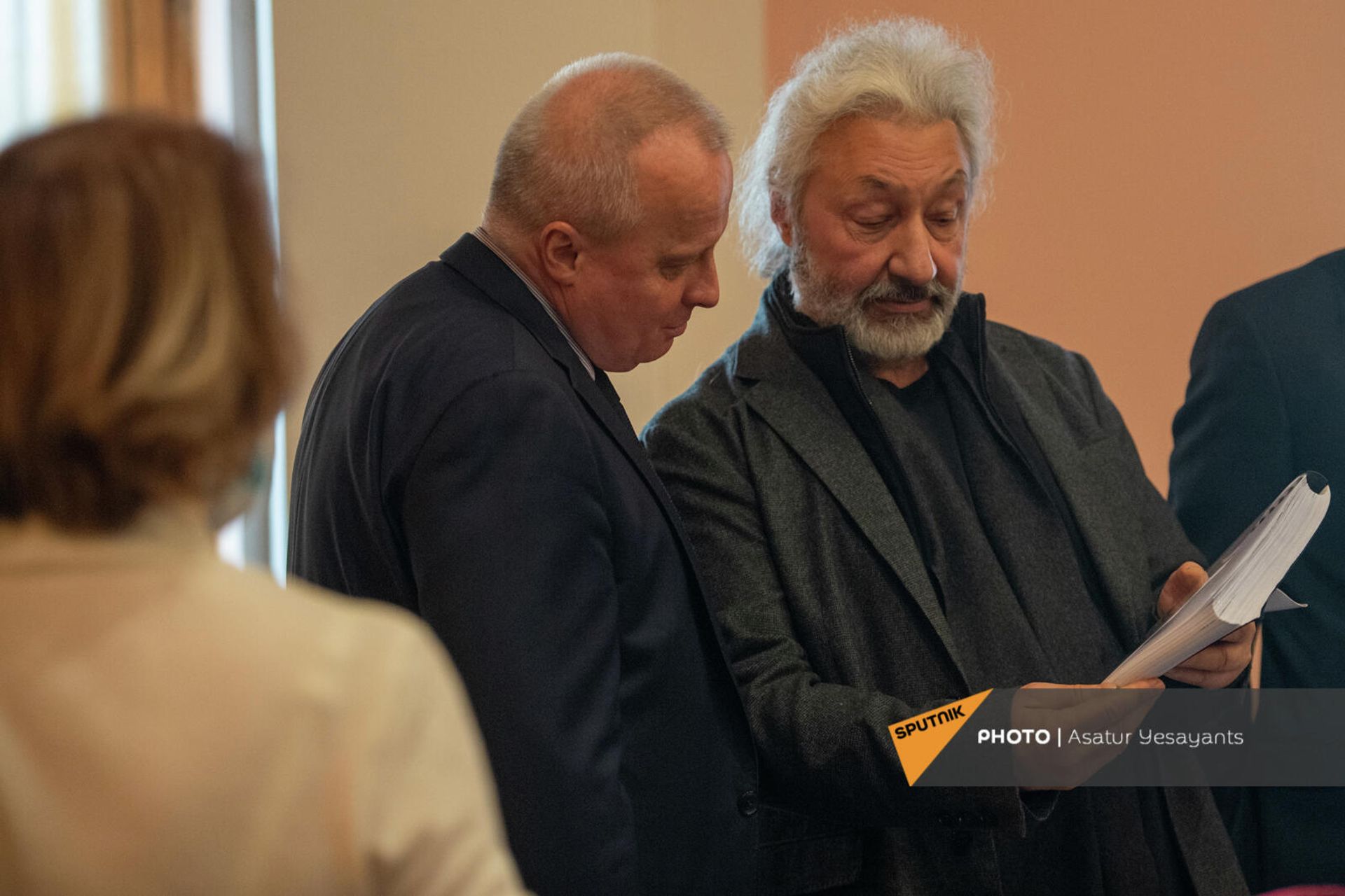 Սերգեյ Կոպիրկինն ու Ստաս Նամինը Անաստաս Միկոյանի 126-ամյակին նվիրված լուսանկարչական ցուցահանդեսի բացման ժամանակ (29 նոյեմբերի, 2021թ). Երևան - Sputnik Արմենիա, 1920, 29.11.2021