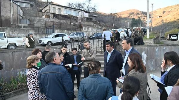 Արման Թաթոյանը Կապան համայնքի ղեկավար Գևորգ Փարսյանի ուղեկցությամբ այցելել է Շիկահող ու Ճակատեն գյուղեր։ - Sputnik Արմենիա