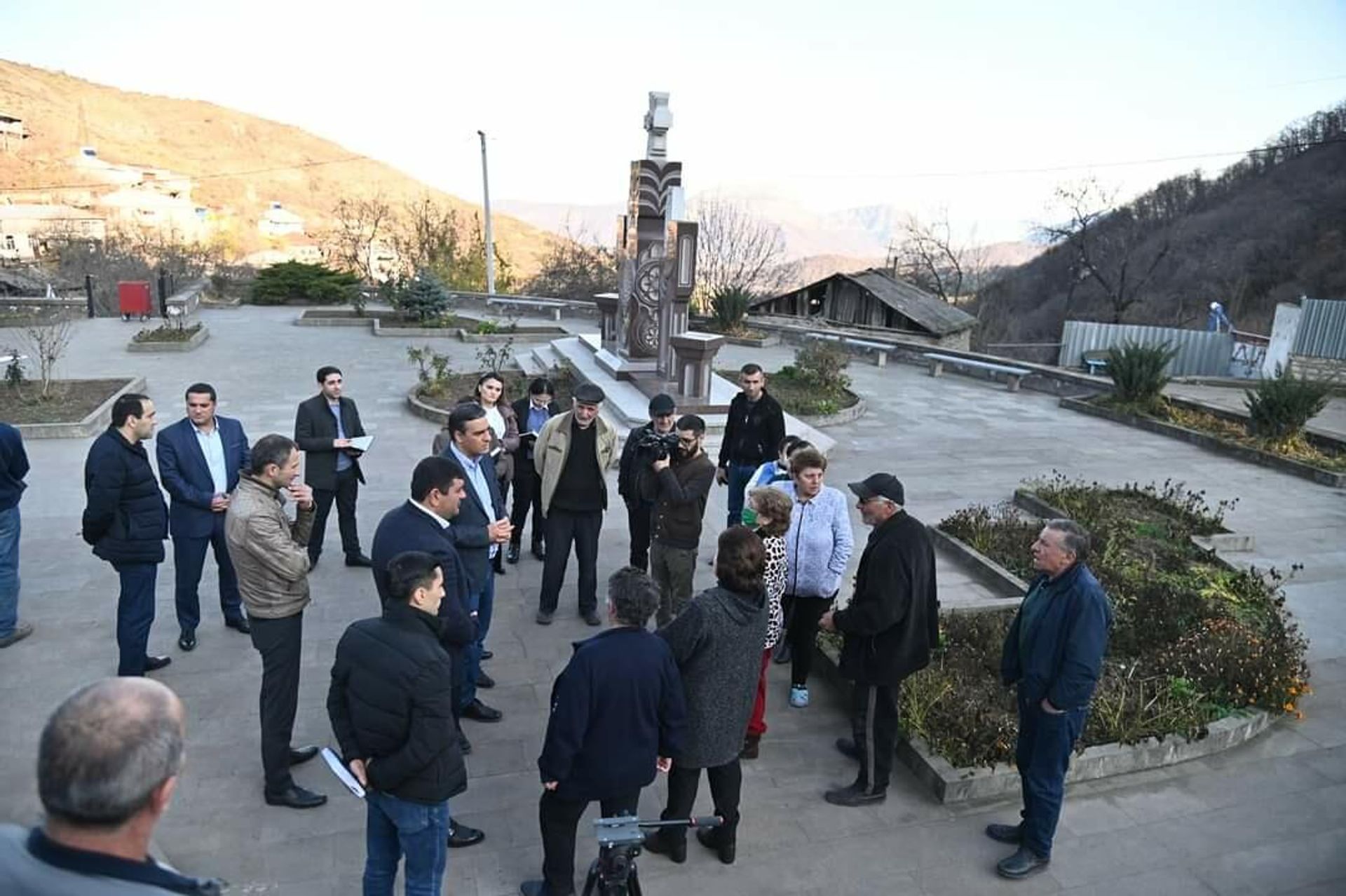 Արման Թաթոյանը Կապան համայնքի ղեկավար Գևորգ Փարսյանի ուղեկցությամբ այցելել է Շիկահող ու Ճակատեն գյուղեր։ Արման Թաթոյանը Կապան համայնքի ղեկավար Գևորգ Փարսյանի ուղեկցությամբ այցելել է Շիկահող ու Ճակատեն գյուղեր։ - Sputnik Արմենիա, 1920, 30.11.2021