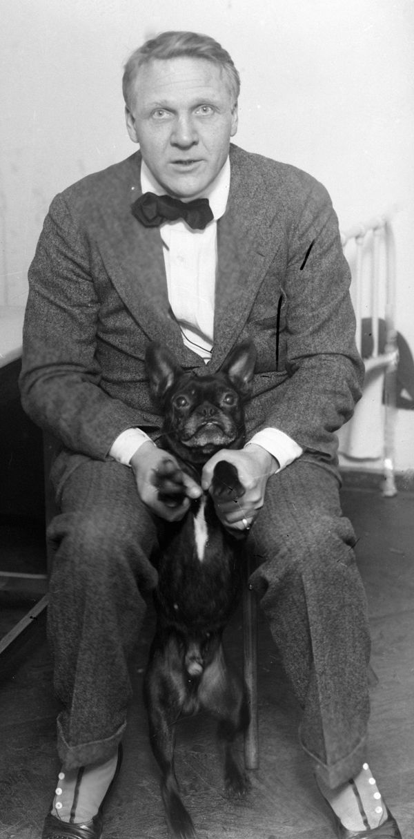 Певец Федор Иванович Шаляпин с французским бульдогом, 1918-й год - Sputnik Армения