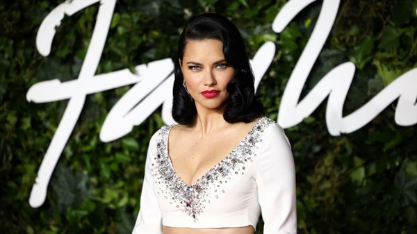 Модель Адриана Лима позирует на красной дорожке церемонии Fashion Awards 2021 в Лондоне, Великобритания - Sputnik Армения
