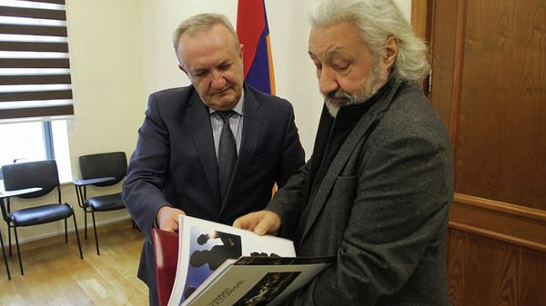  Министр образования, науки, культуры и спорта Ваграм Думанян принял музыканта и продюсера Стаса Намина (30 ноября 2021). Еревaн - Sputnik Армения