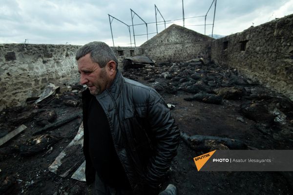 Страшный пожар в с. Личк. Сгорели сотни овец и тысячи тюков сена. Пожар причинил крупный материальный урон двум фермерам. На фото – один из них, сельчанин Ширак Халоян. - Sputnik Армения