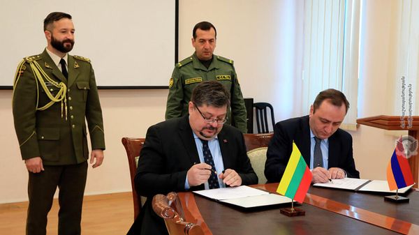 Начальник управления международных связей МО РА Левон Айвазян и начальник оперативного управления Министерства национальной обороны Литвы Андрюс Пурванецкас подписали договор о двустороннем военном сотрудничестве между Арменией и Литвой (2 декабря 2021). Еревaн - Sputnik Армения