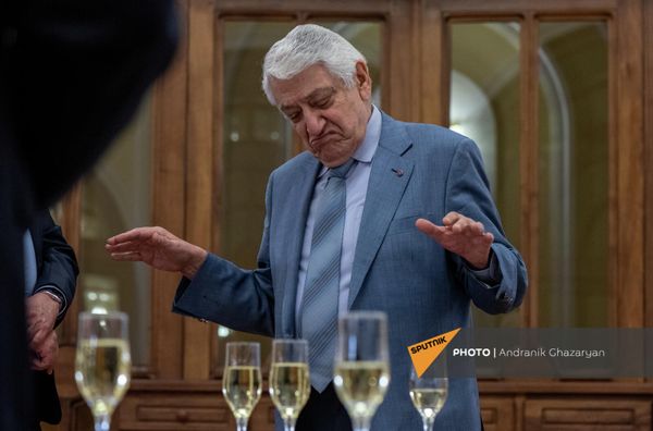 Худрук и первая скрипка Национального струнного квартета им. Комитаса Эдуард Тадевосян во время церемонии награждения медалью А.С. Пушкина. Эта медаль присуждается за заслуги в области культуры и искусства, просвещения, гуманитарных наук и литературы, за большой вклад в изучение и сохранение культурного наследия. - Sputnik Армения