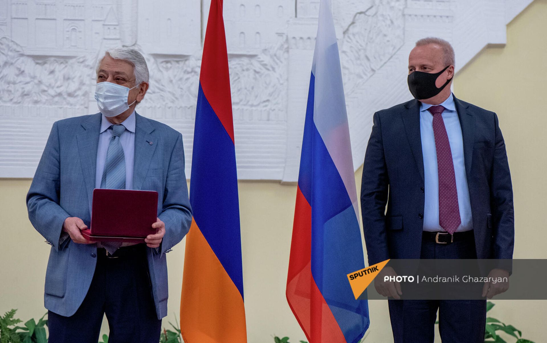 Чрезвычайный и Полномочный посол России Сергей Копыркин награждает первую скрипку Национального струнного квартета имени Комитаса Эдуарда Тадевосяна медалью А.С. Пушкина (3 декабря 2021). Еревaн - Sputnik Армения, 1920, 03.12.2021