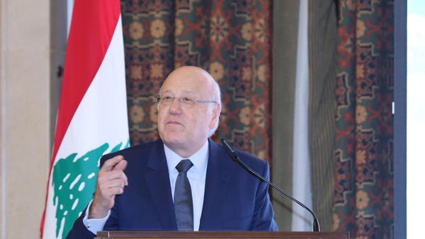 Премьер-министр Ливана Наджиб Микати выступает с речью во дворце правительства (4 ноября 2021). Бейрут - Sputnik Армения
