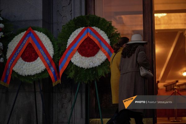 Венки от первых лиц на гражданской панихиде по Вано Сирадегяну Венки от первых лиц на гражданской панихиде по Вано Сирадегяну - Sputnik Армения
