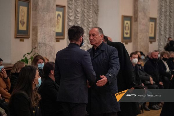 Камо Ареян на гражданской панихиде по Вано Сирадегяну Камо Ареян на гражданской панихиде по Вано Сирадегяну - Sputnik Армения