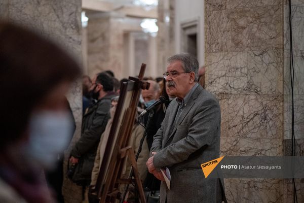 Акоп Мовсес на гражданской панихиде по Вано Сирадегяну Акоп Мовсес на гражданской панихиде по Вано Сирадегяну - Sputnik Армения