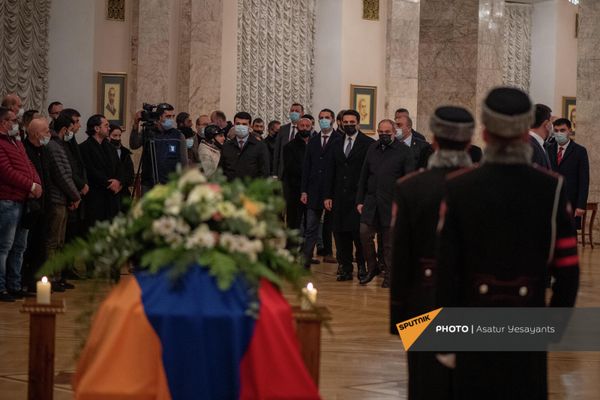 Первые лица страны во главе с премьер-министром на гражданской панихиде по Вано Сирадегяну Первые лица страны во главе с премьер-министром на гражданской панихиде по Вано Сирадегяну - Sputnik Армения