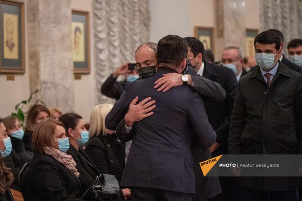 Премьер-министр Никол Пашинян соболезнует сыну Вано Сирадегяна Хачатуру во время гражданской панихиды Премьер-министр Никол Пашинян соболезнует сыну Вано Сирадегяна Хачатуру во время гражданской панихиды - Sputnik Армения