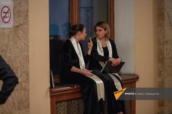 Солистки траурного хора во время перерыва на гражданской панихиде по Вано Сирадегяну Солистки траурного хора во время перерыва на гражданской панихиде по Вано Сирадегяну - Sputnik Армения