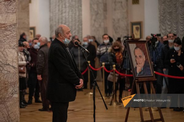 Эдуард Милитонян на гражданской панихиде по Вано Сирадегяну Эдуард Милитонян на гражданской панихиде по Вано Сирадегяну - Sputnik Армения