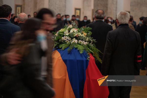 Гражданская панихида по Вано Сирадегяну Гражданская панихида по Вано Сирадегяну - Sputnik Армения